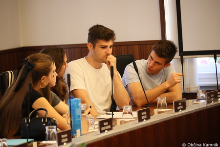 Kamniške dijakinje in dijaki v vlogi občinskih svetnikov na simulaciji odločanja (8)